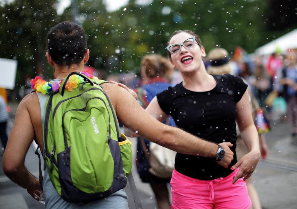 Este año se realiza el Vienna Pride más largo (10 días, del 9 al 18 de junio). Durante estos días, personas de la comunidad LGTBI de Austria se reúnen en la capital para celebrar la tolerancia y el respeto. Junio es el mes del Orgullo Gay. Este año se realiza el Vienna Pride más largo (10 días, del 9 al 18 de junio). Durante estos días, personas de la comunidad LGTBI de Austria se reúnen en la capital para celebrar la tolerancia y el respeto. Junio es el mes del Orgullo Gay.