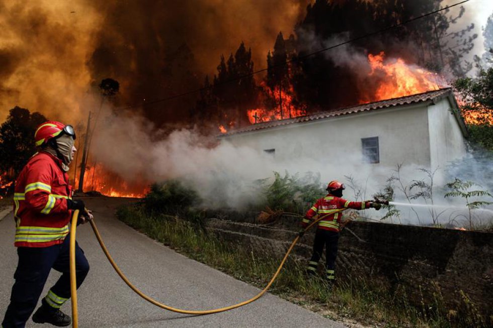 El Gobierno de Portugal decretó, desde hoy, tres días de luto nacional por las víctimas del incendio desatado ayer en el centro del país que, según el último balance oficial aún provisional, ha provocado 62 muertos y 57 heridos. El Gobierno de Portugal decretó, desde hoy, tres días de luto nacional por las víctimas del incendio desatado ayer en el centro del país que, según el último balance oficial aún provisional, ha provocado 62 muertos y 57 heridos.