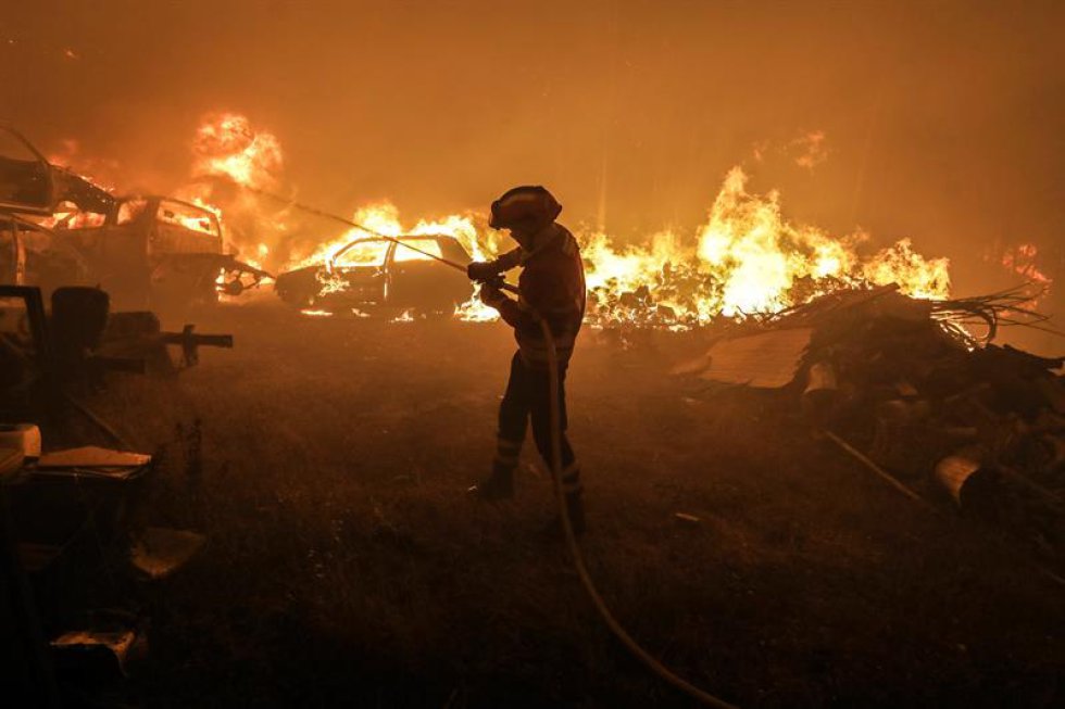 La Policía Judicial (PJ) dijo a Efe que el impacto de un rayo en un árbol seco es la causa más probable de este incendio, calificado por el primer ministro, António Costa, como "la mayor tragedia de víctimas humanas" de los últimos tiempos por un siniestro de este tipo en Portugal. La Policía Judicial (PJ) dijo a Efe que el impacto de un rayo en un árbol seco es la causa más probable de este incendio, calificado por el primer ministro, António Costa, como "la mayor tragedia de víctimas humanas" de los últimos tiempos por un siniestro de este tipo en Portugal.