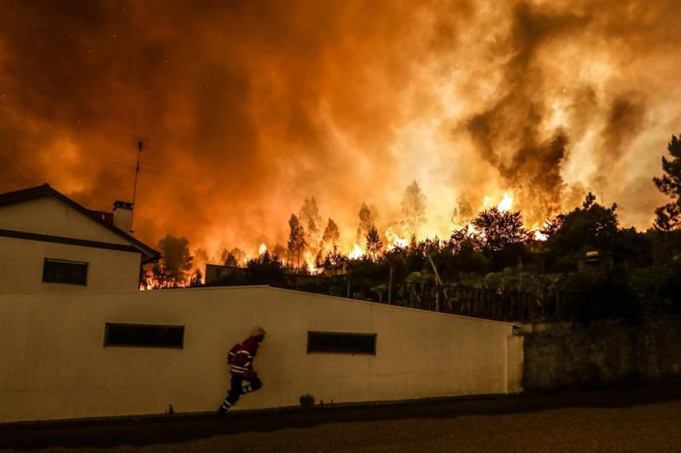 El último balance, difundido por el secretario de Estado de Administración Interna, João Gomes, cifra en 62 los muertos y 57 los heridos, seis de ellos graves, como consecuencia del fuego declarado en el término municipal de Pedrogão Grande. El último balance, difundido por el secretario de Estado de Administración Interna, João Gomes, cifra en 62 los muertos y 57 los heridos, seis de ellos graves, como consecuencia del fuego declarado en el término municipal de Pedrogão Grande.