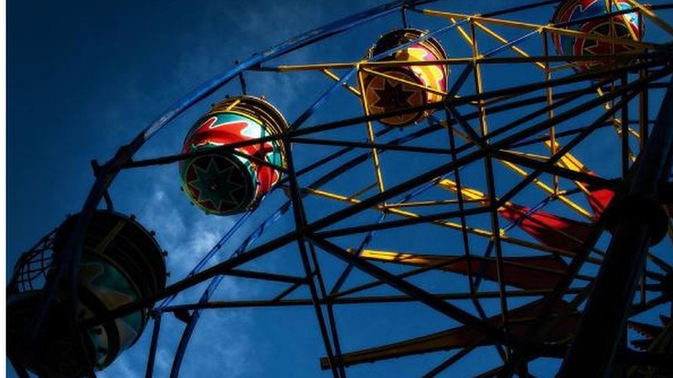 En Colombia, de donde viene esta foro de Verónica Villa, a esta popular atracción se la conoce como "Rueda Chicago". Y ya sea que la llamaran noria, rueda de la fortuna o vuelta al mundo, abundó en las fotografías de los lectores de BBC Mundo. En Colombia, de donde viene esta foro de Verónica Villa, a esta popular atracción se la conoce como "Rueda Chicago". Y ya sea que la llamaran noria, rueda de la fortuna o vuelta al mundo, abundó en las fotografías de los lectores de BBC Mundo.