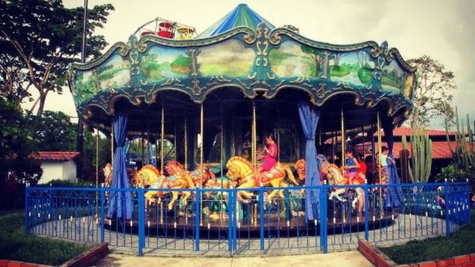Ana María Ariza, por su parte, utilizó Instagram y la etiqueta #ParqueDeAtraccionesBBC para compartir esta foto de un carrusel en el Parque del Café de Quindío, Colombia. Ana María Ariza, por su parte, utilizó Instagram y la etiqueta #ParqueDeAtraccionesBBC para compartir esta foto de un carrusel en el Parque del Café de Quindío, Colombia.