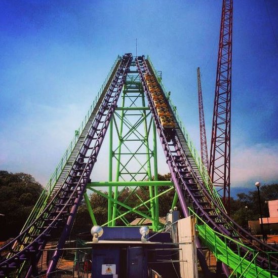 La etiqueta también fue utilizada por Benjamín Guarneros -mejor conocido en Instagram como @wuawuaron- para compartir varias fotografías. Esta, de un tramo de una escalofriante montaña rusa, la tituló "De regreso". La etiqueta también fue utilizada por Benjamín Guarneros -mejor conocido en Instagram como @wuawuaron- para compartir varias fotografías. Esta, de un tramo de una escalofriante montaña rusa, la tituló "De regreso".