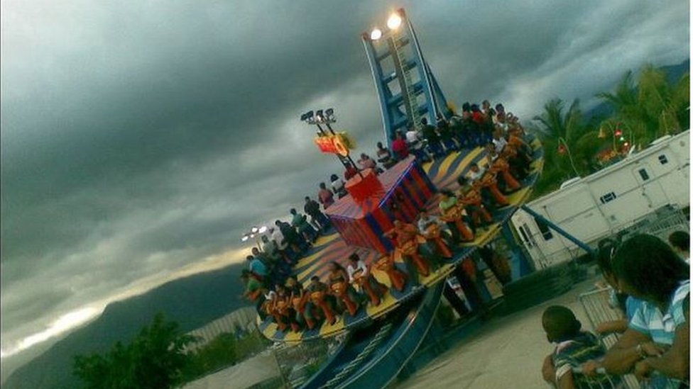 En contraste, en esta foto lo que llama la atención no son las luces, sino las nubes de tormenta que se acercan al Luna Park de Guatire, en el venezolano Estado Miranda. Carmen Guerra nos la envió al correo susimagenes@bbc.co.uk En contraste, en esta foto lo que llama la atención no son las luces, sino las nubes de tormenta que se acercan al Luna Park de Guatire, en el venezolano Estado Miranda. Carmen Guerra nos la envió al correo susimagenes@bbc.co.uk