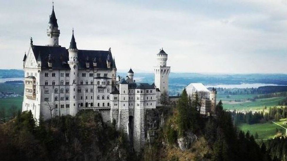 Y aunque no es exactamente un parque de atracciones, Carlos Ávila Arquin quiso compartir esta foto del castillo de Neuschwanstein, en Baviera, porque "inspiró el Castillo de la Cenicienta que es el símbolo de los parques de atracciones de Disney alrededor del mundo". Recuerda que puedes ver esta y otras fotos compartidas a través de Instagram con la etiqueta #ParqueDeAtraccionesBBC Y aunque no es exactamente un parque de atracciones, Carlos Ávila Arquin quiso compartir esta foto del castillo de Neuschwanstein, en Baviera, porque "inspiró el Castillo de la Cenicienta que es el símbolo de los parques de atracciones de Disney alrededor del mundo". Recuerda que puedes ver esta y otras fotos compartidas a través de Instagram con la etiqueta #ParqueDeAtraccionesBBC