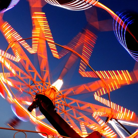 De las varias imágenes enviadas por Bettina Chiariani, elegimos esta captada "una noche de verano en el concurrido Parque Rodó de la ciudad de Montevideo, en Uruguay". "Allí cada tarde y cada noche muchos niños y jóvenes se acercan a disfrutar de los juegos", cuenta Bettina. De las varias imágenes enviadas por Bettina Chiariani, elegimos esta captada "una noche de verano en el concurrido Parque Rodó de la ciudad de Montevideo, en Uruguay". "Allí cada tarde y cada noche muchos niños y jóvenes se acercan a disfrutar de los juegos", cuenta Bettina.