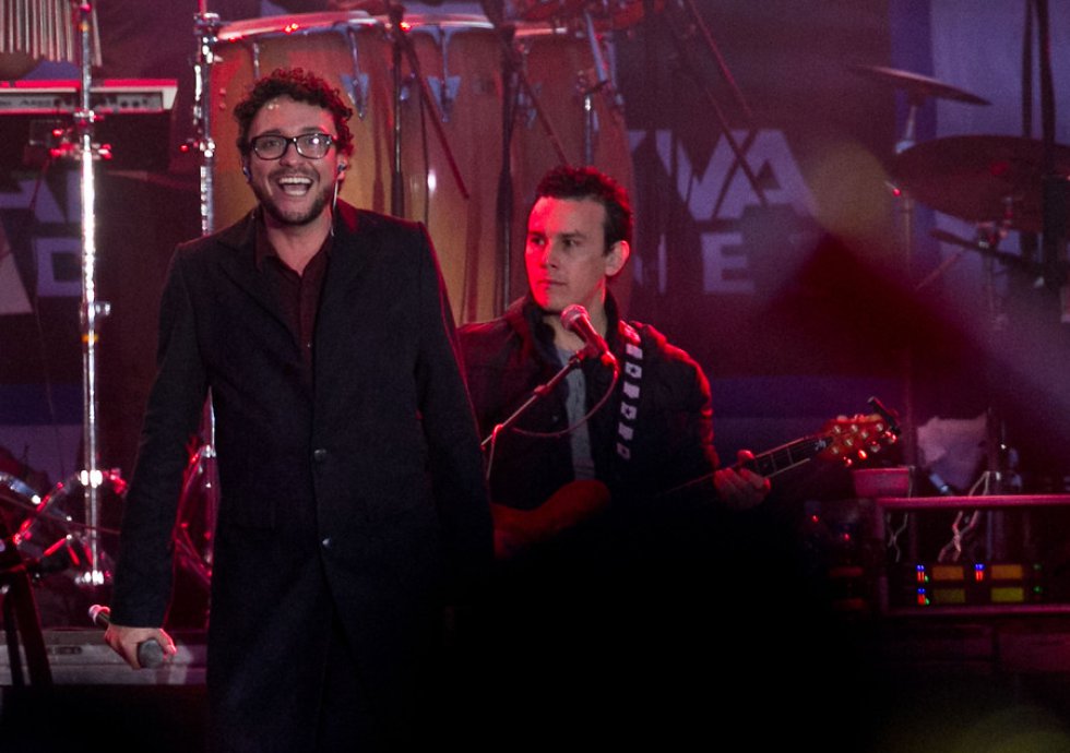 Andrés Cepeda incursiona a la industria de la música con su grupo de rock, Poligamia, en 1989. Fueron ocho años, en los que la agrupación logró grandes éxitos como “Desvanecer” y “Mi generación”. Andrés Cepeda incursiona a la industria de la música con su grupo de rock, Poligamia, en 1989. Fueron ocho años, en los que la agrupación logró grandes éxitos como “Desvanecer” y “Mi generación”.