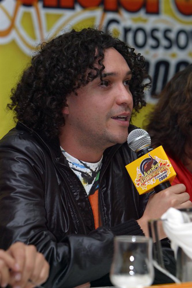 Andrés Cepeda incursiona a la industria de la música con su grupo de rock, Poligamia, en 1989. Fueron ocho años, en los que la agrupación logró grandes éxitos como “Desvanecer” y “Mi generación”. Andrés Cepeda incursiona a la industria de la música con su grupo de rock, Poligamia, en 1989. Fueron ocho años, en los que la agrupación logró grandes éxitos como “Desvanecer” y “Mi generación”.