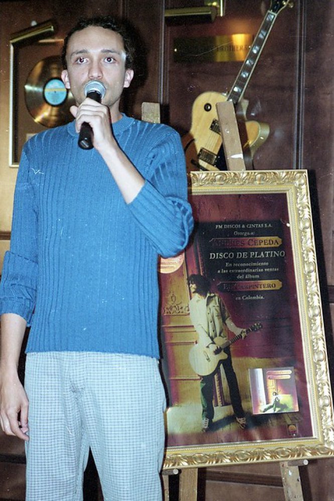 Andrés Cepeda incursiona a la industria de la música con su grupo de rock, Poligamia, en 1989. Fueron ocho años, en los que la agrupación logró grandes éxitos como “Desvanecer” y “Mi generación”. Andrés Cepeda incursiona a la industria de la música con su grupo de rock, Poligamia, en 1989. Fueron ocho años, en los que la agrupación logró grandes éxitos como “Desvanecer” y “Mi generación”.