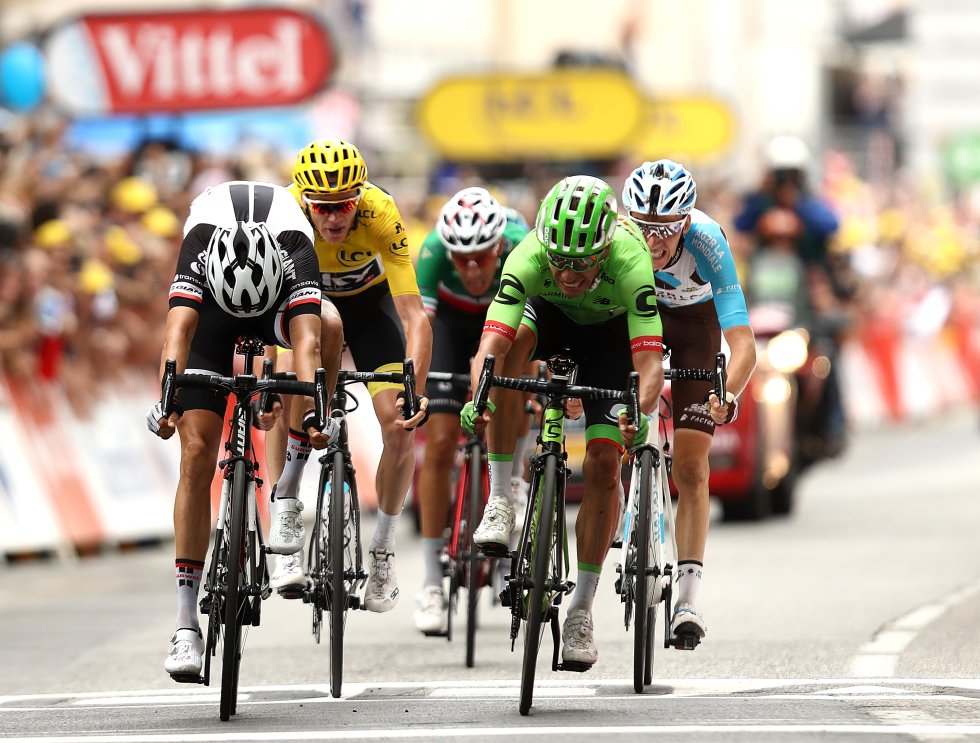 Rigoberto Urán se ubica en la cuarta posición como el mejor colombiano de la carrera a 55"; mientras que Nairo Quintana es octavo a 2'13" del primer puesto. Rigoberto Urán se ubica en la cuarta posición como el mejor colombiano de la carrera a 55"; mientras que Nairo Quintana es octavo a 2'13" del primer puesto.