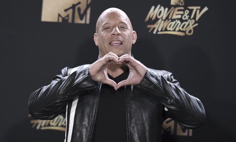 Diesel también ha protagonizado películas como xXx y xXx: Reactivado (2002 y 2017), Niñera a prueba de balas (2005); Culpable en la mafia (2006); y El último cazador de brujas (2015). Diesel también ha protagonizado películas como xXx y xXx: Reactivado (2002 y 2017), Niñera a prueba de balas (2005); Culpable en la mafia (2006); y El último cazador de brujas (2015).