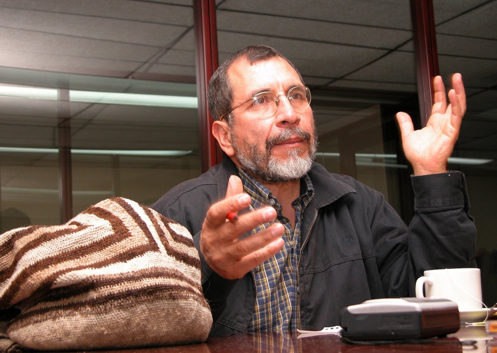 El cantante carranguero toca la guacharaca y la armónica. El cantante carranguero toca la guacharaca y la armónica.