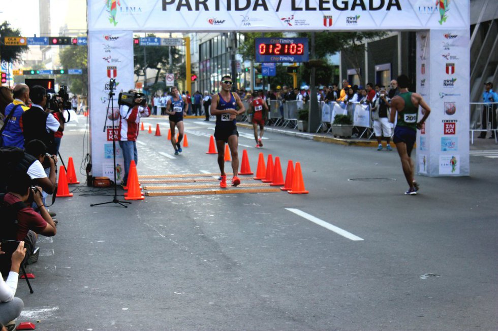 Éider es campeón sudamericano, panamericano y mundial en los 10 kilómetros marcha juveniles. Éider es campeón sudamericano, panamericano y mundial en los 10 kilómetros marcha juveniles.