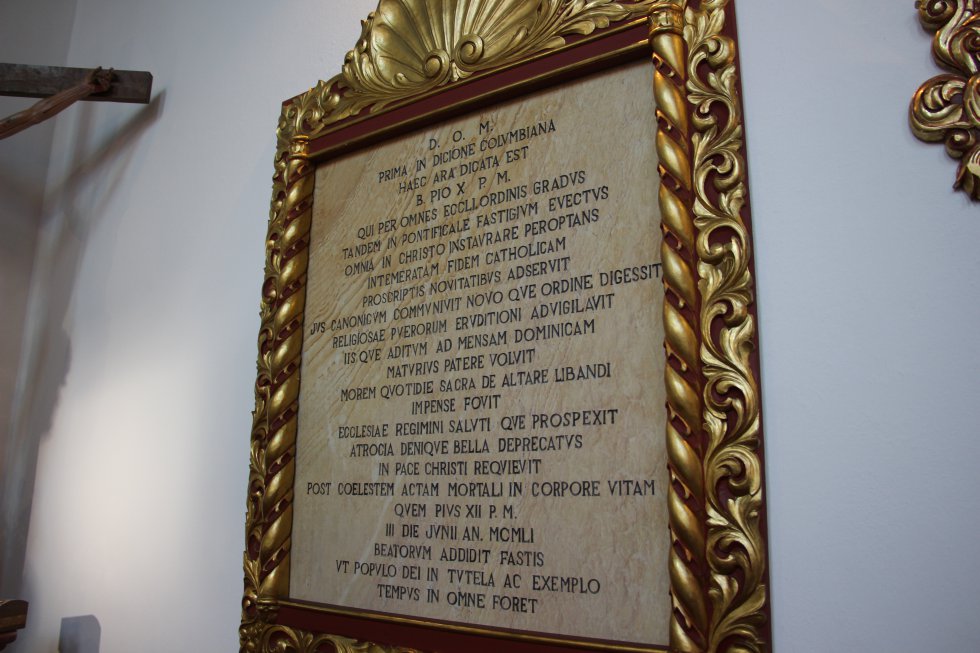 La placa conmemorativa que reseña el inicio de las relaciones diplomáticas entre Colombia y El Vaticano. La placa conmemorativa que reseña el inicio de las relaciones diplomáticas entre Colombia y El Vaticano.