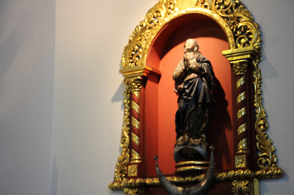 Durante la vista a la capilla, el nuncio apostólico señaló que la actual sede de la Nunciatura fue una donación de los colombianos. La anterior sede fue incendiada durante los hechos del Bogotázo a finales de los años 40. Durante la vista a la capilla, el nuncio apostólico señaló que la actual sede de la Nunciatura fue una donación de los colombianos. La anterior sede fue incendiada durante los hechos del Bogotázo a finales de los años 40.