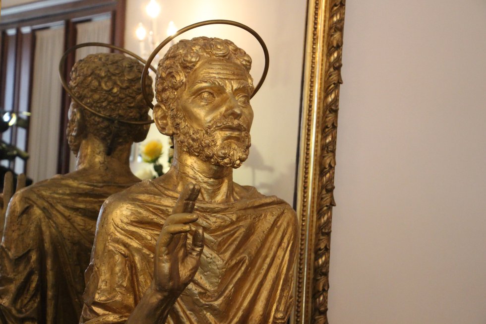 Según el nuncio apostólico en Colombia, el papa se alojará en una habitación sencilla, donde estará presente una imagen de la virgen, un reclinatorio y un cuadro de San Marianito, único santo colombiano. Según el nuncio apostólico en Colombia, el papa se alojará en una habitación sencilla, donde estará presente una imagen de la virgen, un reclinatorio y un cuadro de San Marianito, único santo colombiano.