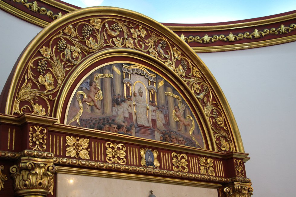 Detalles del altar de la capilla. Detalles del altar de la capilla.