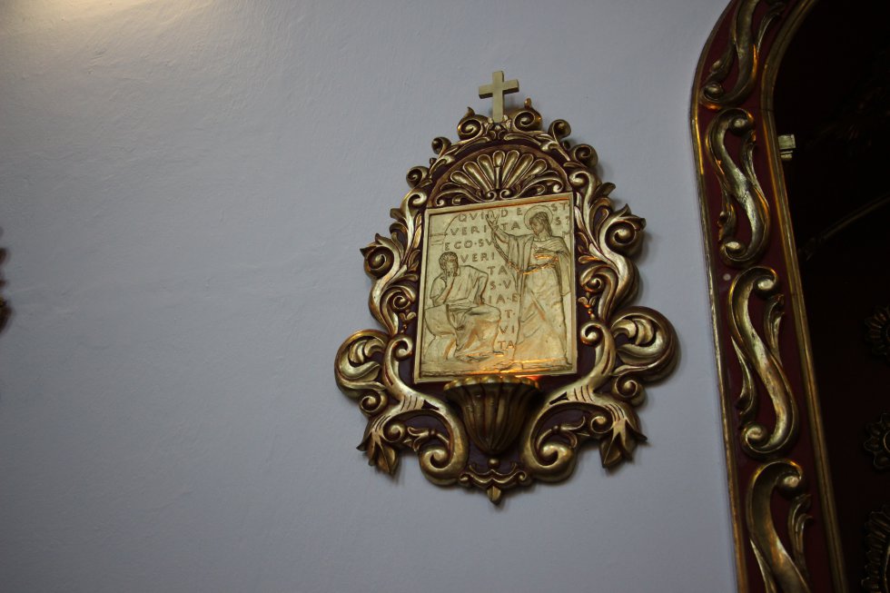 Detalles de los cuadros del Viacrusis que adornan las paredes de la capilla de la Nunciatura. Detalles de los cuadros del Viacrusis que adornan las paredes de la capilla de la Nunciatura.