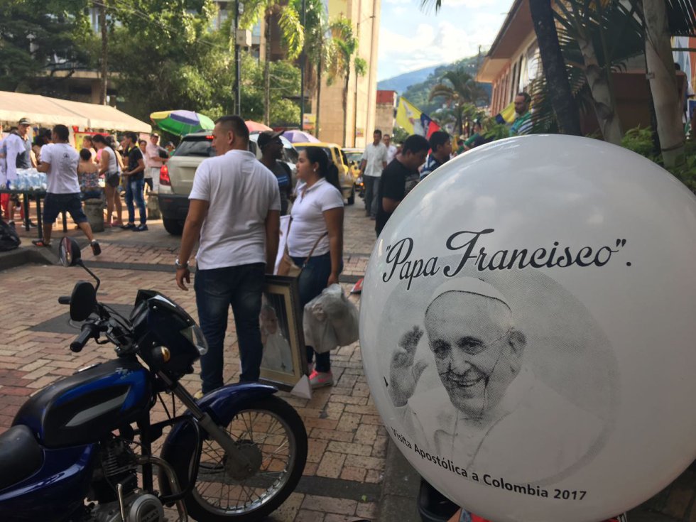 Y los vendedores ambulantes también se vieron favorecidos con la visita del sumo pontífice. Y los vendedores ambulantes también se vieron favorecidos con la visita del sumo pontífice.