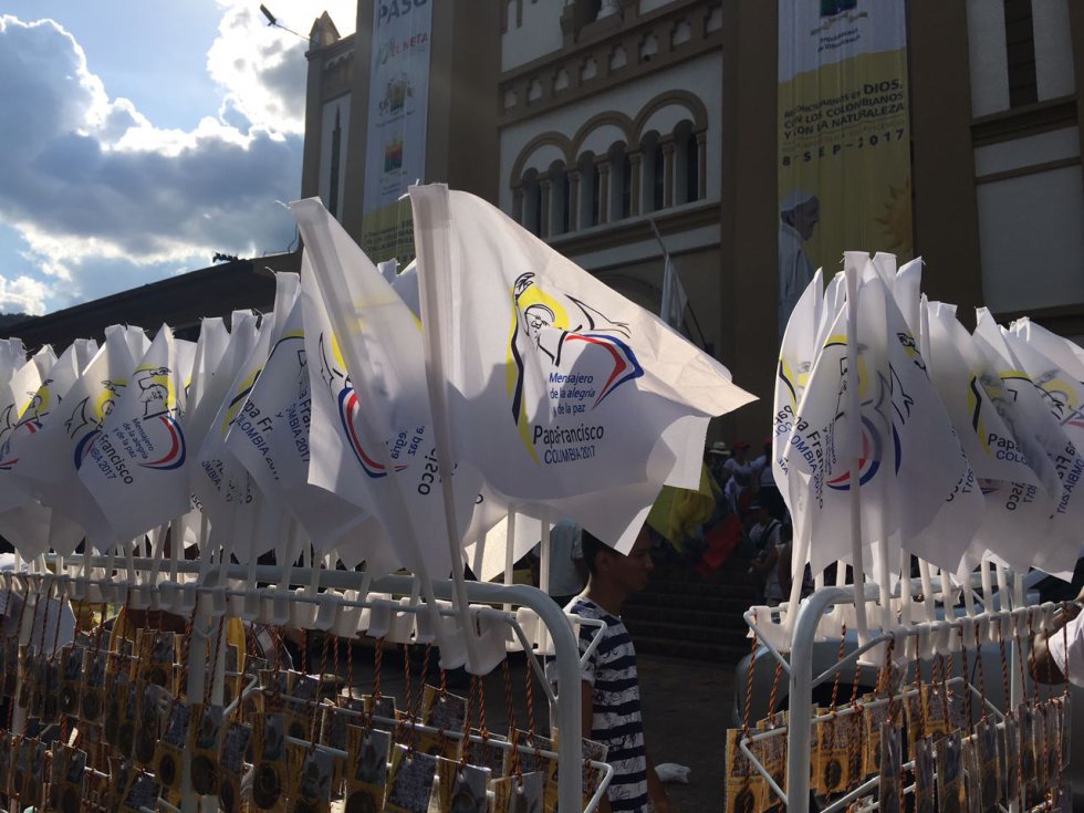 Monedas, cojines, banderas y ponchos con la imagen del papa Francisco llenan las calles principales de Villavicencio. Monedas, cojines, banderas y ponchos con la imagen del papa Francisco llenan las calles principales de Villavicencio.