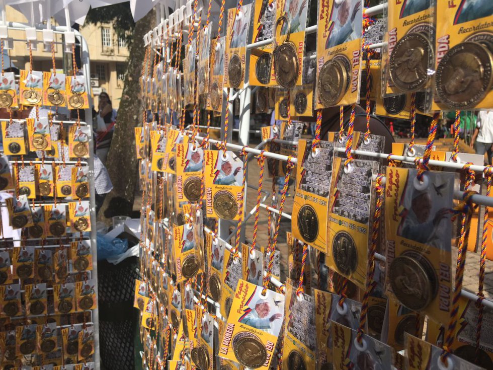 Monedas, cojines, banderas y ponchos con la imagen del papa Francisco llenan las calles principales de Villavicencio. Monedas, cojines, banderas y ponchos con la imagen del papa Francisco llenan las calles principales de Villavicencio.
