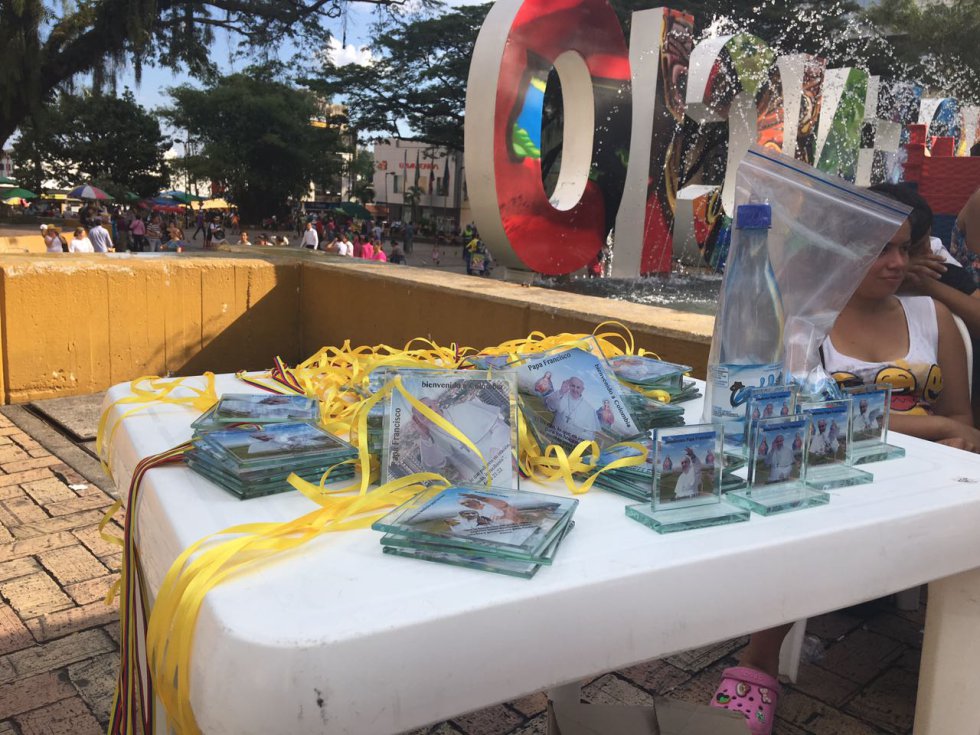 Monedas, cojines, banderas y ponchos con la imagen del papa Francisco llenan las calles principales de Villavicencio. Monedas, cojines, banderas y ponchos con la imagen del papa Francisco llenan las calles principales de Villavicencio.