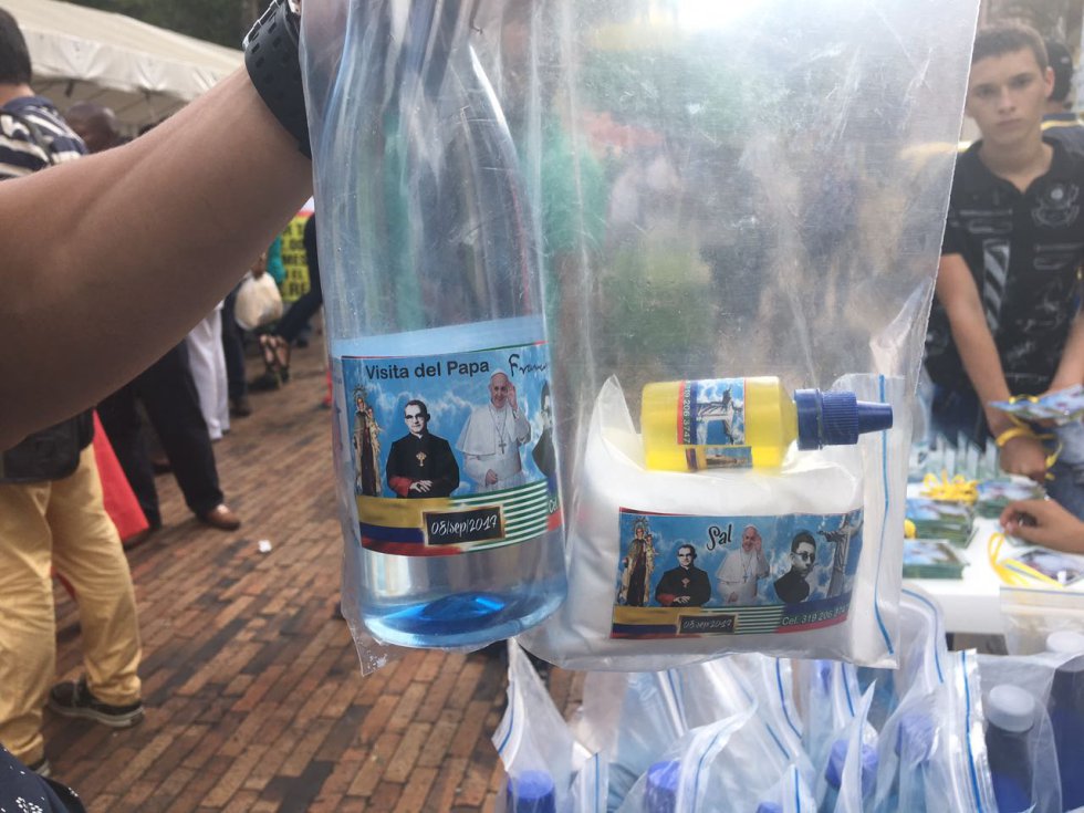 Los nuevos beatos también están presentes en los recuerdos en la plaza frente a la catedral de Villavicencio. Los nuevos beatos también están presentes en los recuerdos en la plaza frente a la catedral de Villavicencio.