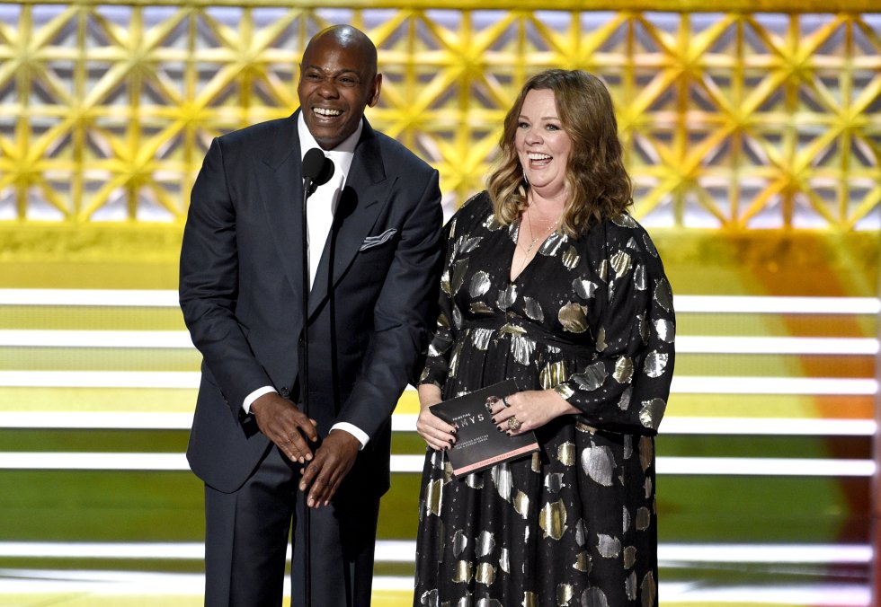 Dave Chappelle y Melissa McCarthy presentan el premio por la dirección excepcional por una serie de comedia Dave Chappelle y Melissa McCarthy presentan el premio por la dirección excepcional por una serie de comedia
