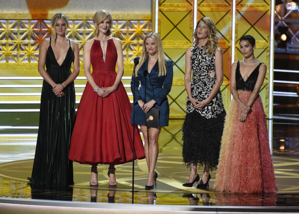 Shailene Woodley, Nicole Kidman, Reese Witherspoon, Laura Dern y Zoe Kravitz presentan el premio a la actriz destacada de reparto en una serie dramática Shailene Woodley, Nicole Kidman, Reese Witherspoon, Laura Dern y Zoe Kravitz presentan el premio a la actriz destacada de reparto en una serie dramática