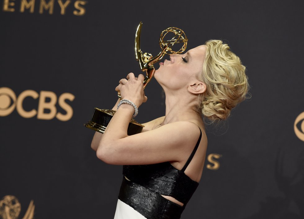 Kate McKinnon de Saturday Night Live, ganó el premio de Actriz de reparto de comedia. Kate McKinnon de Saturday Night Live, ganó el premio de Actriz de reparto de comedia.
