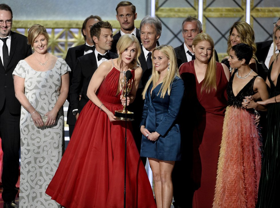 Nicole Kidman, Reese Witherspoon y el elenco aceptan el premio a la serie limitada excepcional por "Big Little Lies". Nicole Kidman, Reese Witherspoon y el elenco aceptan el premio a la serie limitada excepcional por "Big Little Lies".
