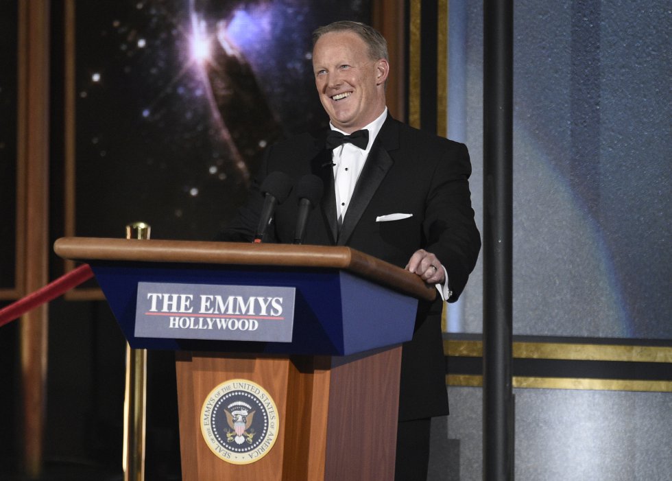 Sean Spicer apareció en los premios, quien se burló de sí mismo y de Trump. Sean Spicer apareció en los premios, quien se burló de sí mismo y de Trump.
