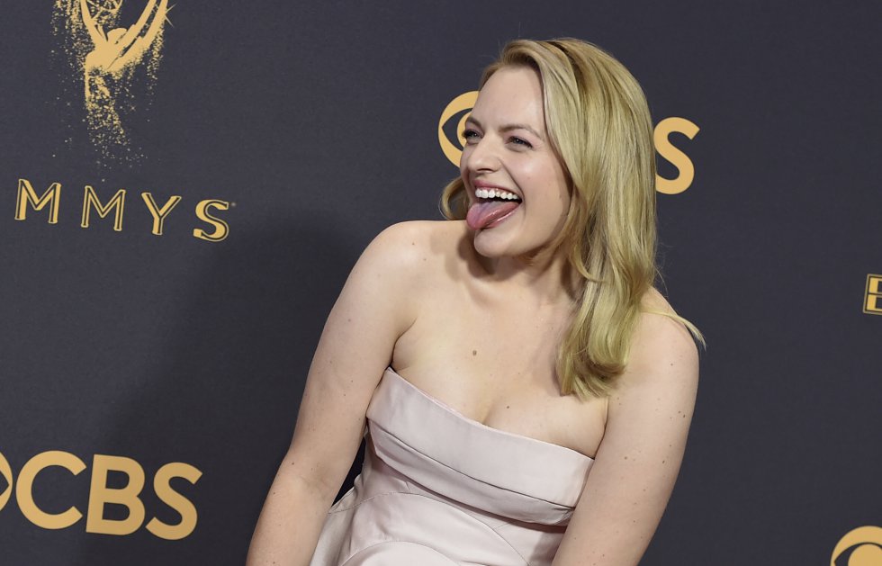 Elisabeth Moss llega a la alfombra de los Premios Emmy Elisabeth Moss llega a la alfombra de los Premios Emmy
