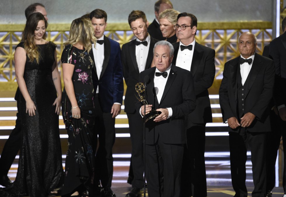 Lorne Michaels y el elenco de SNL aceptan el premio a la destacada serie de esbozos de variedades por "Saturday Night Live" en los 69 premios Primetime Emmy Lorne Michaels y el elenco de SNL aceptan el premio a la destacada serie de esbozos de variedades por "Saturday Night Live" en los 69 premios Primetime Emmy