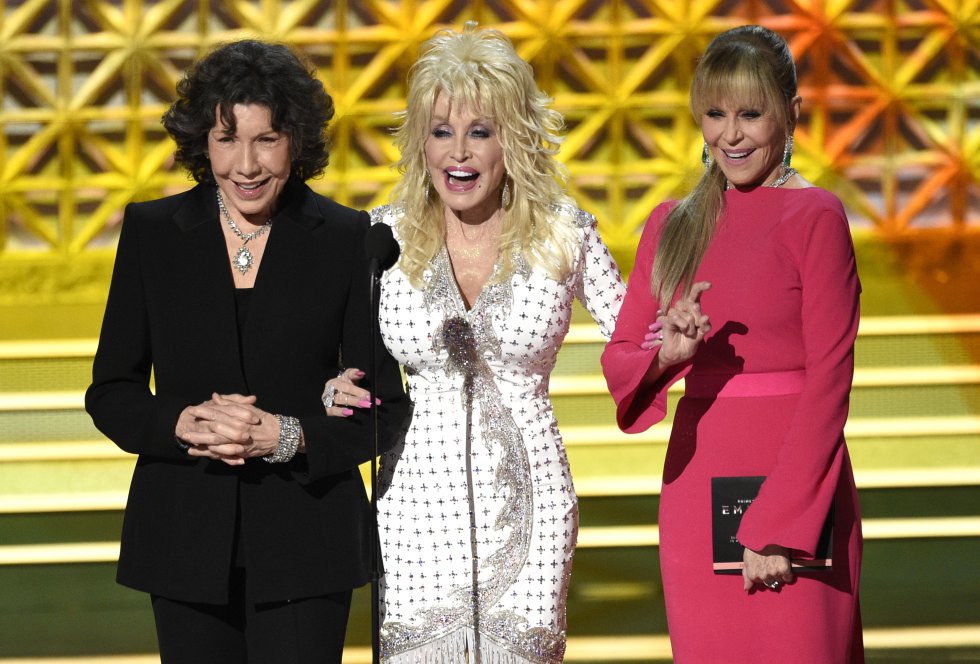 Lily Tomlin, Dolly Parton y Jane Fonda presentan el premio al destacado actor secundario en una serie limitada o una película Lily Tomlin, Dolly Parton y Jane Fonda presentan el premio al destacado actor secundario en una serie limitada o una película