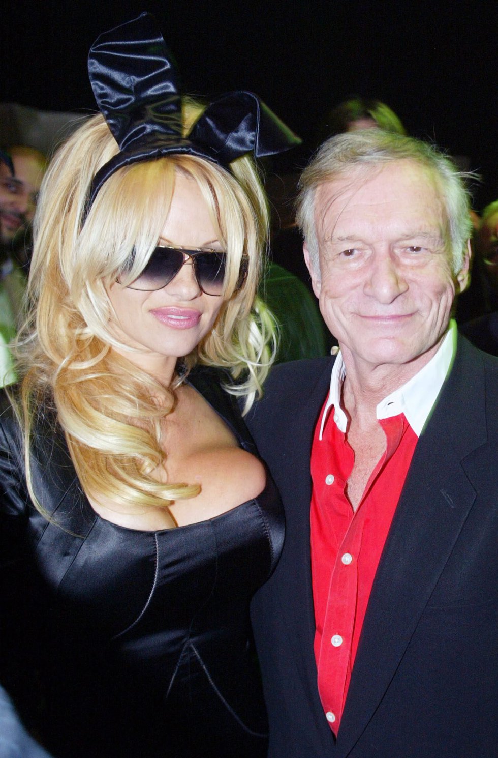 Conocido por sus fiestas salvajes llenas de "conejitas" en la Mansión Playboy y su vida estrafalaria rodeado de mujeres mucho más jóvenes que él, Hefner se casó tres veces y tuvo cuatro hijos. Conocido por sus fiestas salvajes llenas de "conejitas" en la Mansión Playboy y su vida estrafalaria rodeado de mujeres mucho más jóvenes que él, Hefner se casó tres veces y tuvo cuatro hijos.