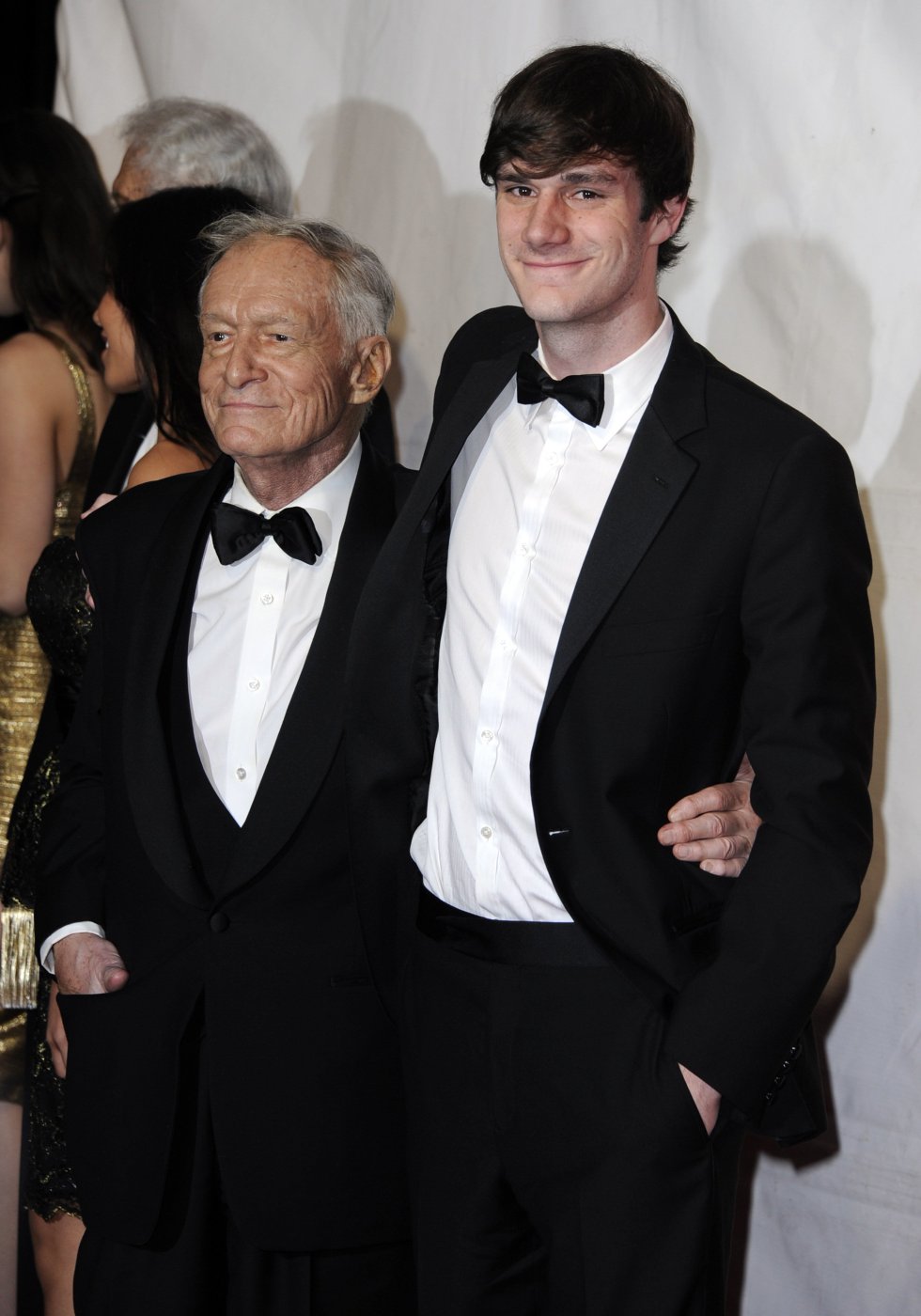 Hugh Hefner junto a su hijo Cooper Hefner a su llegada a la gala MusiCares Persona del Año 2017, en honor a Paul McCartney, en Los Ángeles, Estados Unidos. Hugh Hefner junto a su hijo Cooper Hefner a su llegada a la gala MusiCares Persona del Año 2017, en honor a Paul McCartney, en Los Ángeles, Estados Unidos.