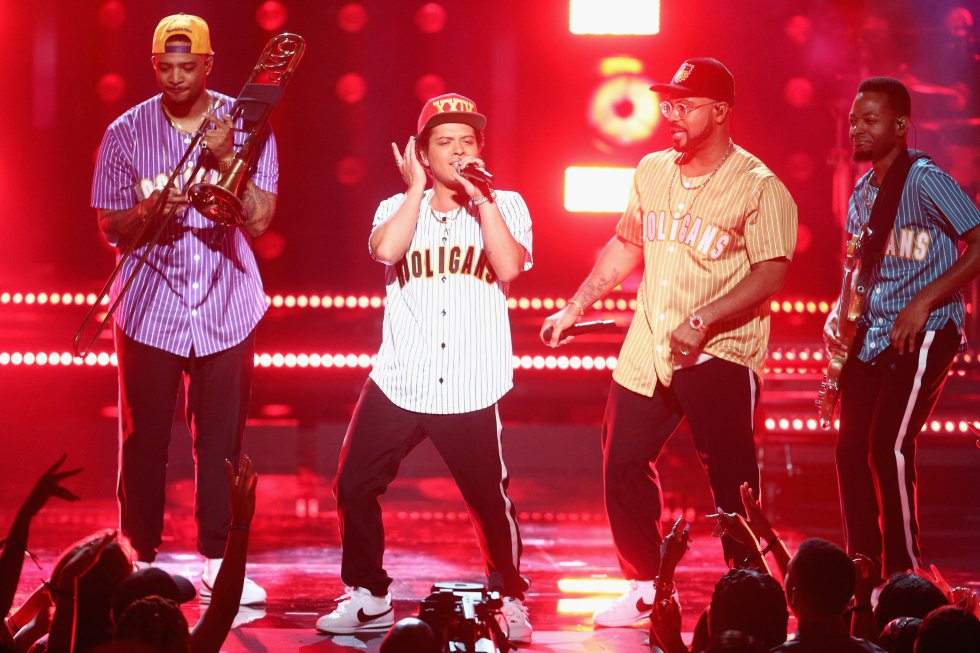 El cantante estadounidense, Bruno Mars, arrasó en los AMAs 2017 y se llevó 7 premios, video del año con 'That's What I Like', mejor canción de soul-R&B con por 'That's What I Like'. El cantante estadounidense, Bruno Mars, arrasó en los AMAs 2017 y se llevó 7 premios, video del año con 'That's What I Like', mejor canción de soul-R&B con por 'That's What I Like'.