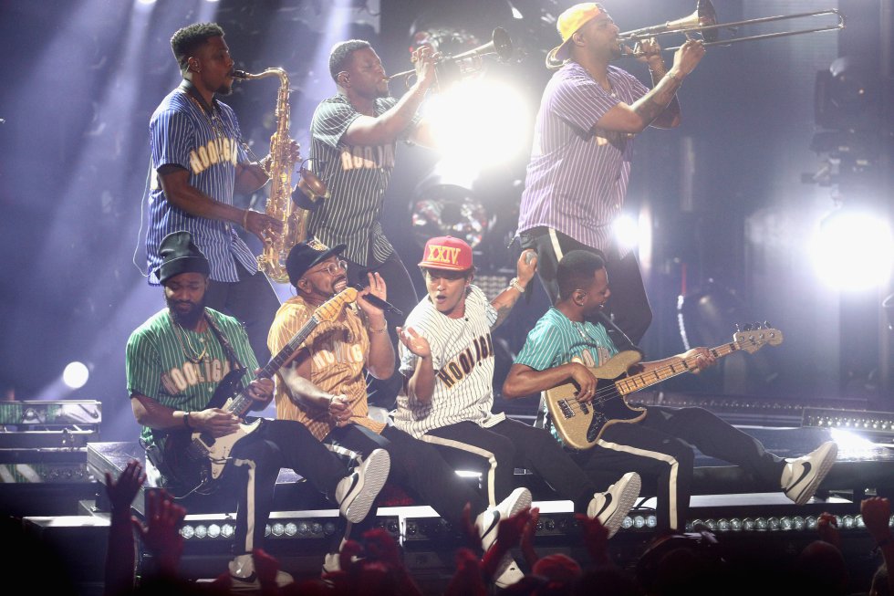 Bruno fue reconocido con algunos de los mejores premios de la noche, poseedor del mejor álbum de soul-R&B y mejor álbum pop-rock, ambas con '24K Magic', mejor artista masculino de soul-R&B, mejor artista masculino de pop-rock y artista del año. Bruno fue reconocido con algunos de los mejores premios de la noche, poseedor del mejor álbum de soul-R&B y mejor álbum pop-rock, ambas con '24K Magic', mejor artista masculino de soul-R&B, mejor artista masculino de pop-rock y artista del año.