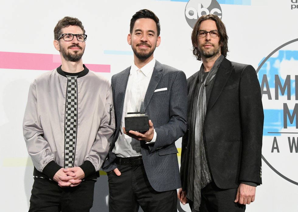 Brad Delson, Mike Shinoda y Rob Bourdon de la banda Linkin Park ganaron el premio al artista favorito de rock alternativo, por sobre Imagine Dragons y twenty one pilots. Brad Delson, Mike Shinoda y Rob Bourdon de la banda Linkin Park ganaron el premio al artista favorito de rock alternativo, por sobre Imagine Dragons y twenty one pilots.