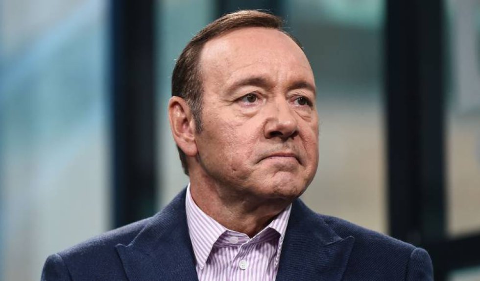 El actor Anthony Rapp denunció a Spacey por un incidente que ocurrió en 1986 cuando la víctima tenía 14 años. A esta acusación se unieron extrabajadores y empleados de la serie "House of Cards”, el actor Roberto Cavazos y el director Tony Montana para denunciar un largo hiostorial de acoso. El actor Anthony Rapp denunció a Spacey por un incidente que ocurrió en 1986 cuando la víctima tenía 14 años. A esta acusación se unieron extrabajadores y empleados de la serie "House of Cards”, el actor Roberto Cavazos y el director Tony Montana para denunciar un largo hiostorial de acoso.