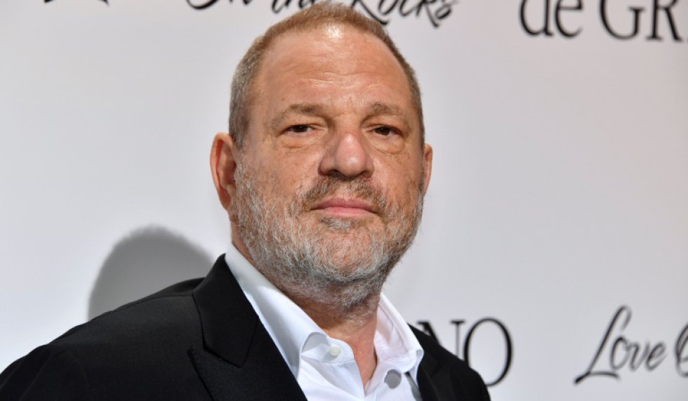 El 5 de octubre el New York Times destapó el historial de acosos sexuales del productor de cine. Las acusaciones contra Weinstein van desde sus días al frente de Miramax, en la década de 1990. Las actrices Gwyneth Paltrow, Angelina Jolie y Lupita Nyong'o lo han señalado de acoso, mientras que las actrices Asia Argento y Rose McGowan lo han acusado de violación. El 5 de octubre el New York Times destapó el historial de acosos sexuales del productor de cine. Las acusaciones contra Weinstein van desde sus días al frente de Miramax, en la década de 1990. Las actrices Gwyneth Paltrow, Angelina Jolie y Lupita Nyong'o lo han señalado de acoso, mientras que las actrices Asia Argento y Rose McGowan lo han acusado de violación.