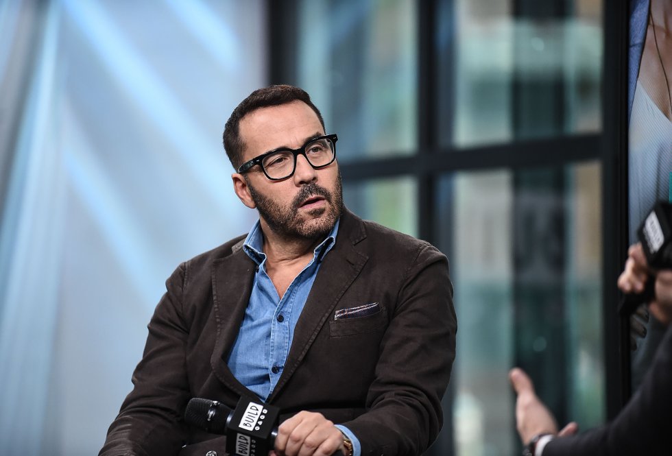 Ariane Bellamar publicó en su cuenta de Twitter en octubre que Jeremy Piven se había sobrepasado con ella durante el rodaje de 'El Séquito'. Ella llamó la atención al actor contando su experiencia en 'tuits' Ariane Bellamar publicó en su cuenta de Twitter en octubre que Jeremy Piven se había sobrepasado con ella durante el rodaje de 'El Séquito'. Ella llamó la atención al actor contando su experiencia en 'tuits'