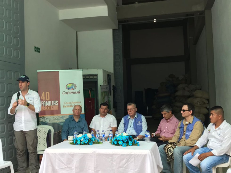 Reunión en el Meta sobre nuevas medidas y estrategias para cumplir con la meta de sustitución de cultivos. Reunión en el Meta sobre nuevas medidas y estrategias para cumplir con la meta de sustitución de cultivos.