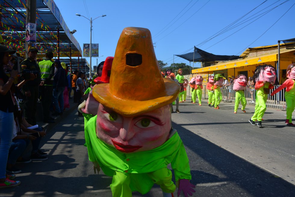 En total son 114 grupos tradicionales que desfilan por la pista bailable de 4 kilómetros dando a conocer las verdaderas raíces del Carnaval. En total son 114 grupos tradicionales que desfilan por la pista bailable de 4 kilómetros dando a conocer las verdaderas raíces del Carnaval.