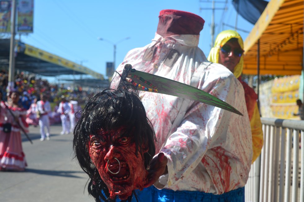 En total son 114 grupos tradicionales que desfilan por la pista bailable de 4 kilómetros dando a conocer las verdaderas raíces del Carnaval. En total son 114 grupos tradicionales que desfilan por la pista bailable de 4 kilómetros dando a conocer las verdaderas raíces del Carnaval.
