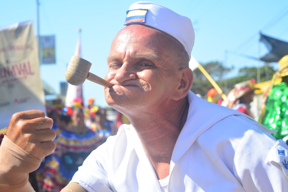 En total son 114 grupos tradicionales que desfilan por la pista bailable de 4 kilómetros dando a conocer las verdaderas raíces del Carnaval. En total son 114 grupos tradicionales que desfilan por la pista bailable de 4 kilómetros dando a conocer las verdaderas raíces del Carnaval.