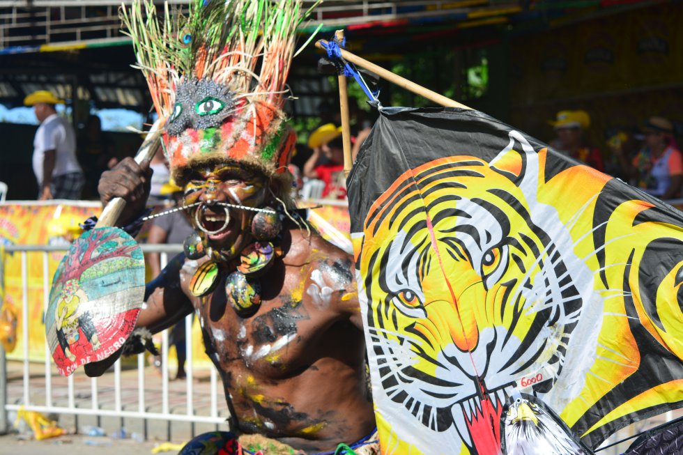 En total son 114 grupos tradicionales que desfilan por la pista bailable de 4 kilómetros dando a conocer las verdaderas raíces del Carnaval. En total son 114 grupos tradicionales que desfilan por la pista bailable de 4 kilómetros dando a conocer las verdaderas raíces del Carnaval.
