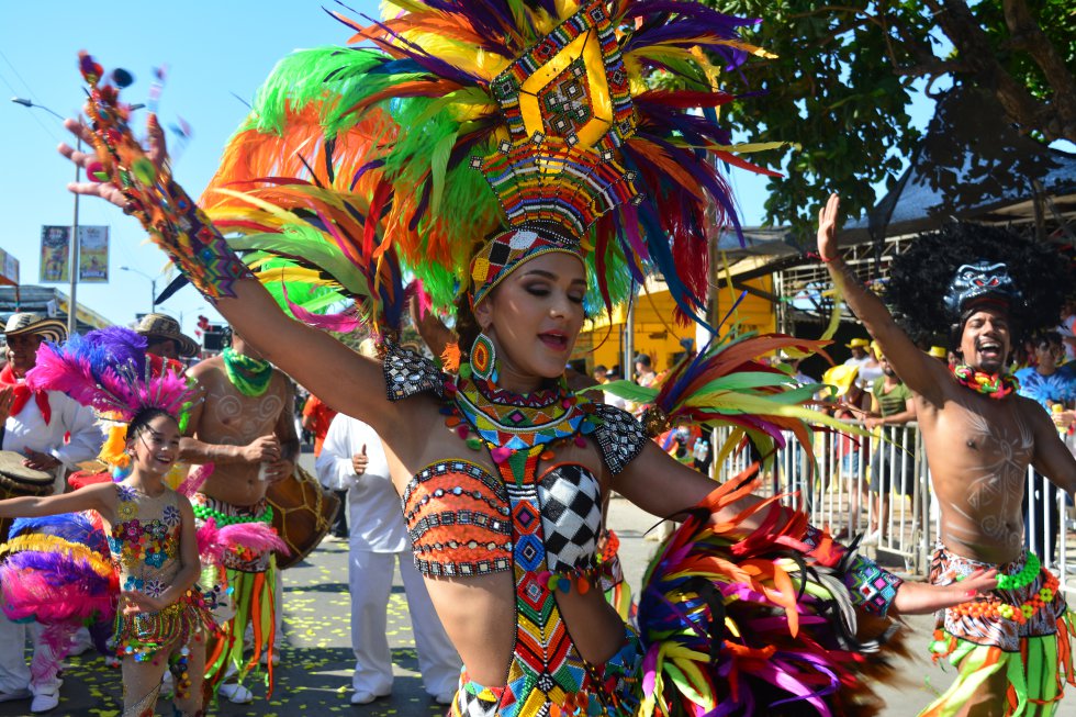 El desfile inició al mediodía de este domingo y fue liderado por la soberana de las fiestas, Valeria Abuchaibe, a quien los carnavaleros han destacado su entrega y humildad con el pueblo barranquillero. El desfile inició al mediodía de este domingo y fue liderado por la soberana de las fiestas, Valeria Abuchaibe, a quien los carnavaleros han destacado su entrega y humildad con el pueblo barranquillero.