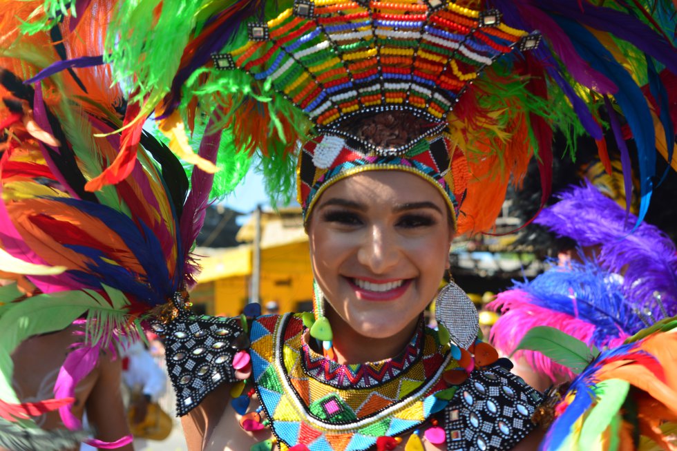 El desfile inició al mediodía de este domingo y fue liderado por la soberana de las fiestas, Valeria Abuchaibe, a quien los carnavaleros han destacado su entrega y humildad con el pueblo barranquillero. El desfile inició al mediodía de este domingo y fue liderado por la soberana de las fiestas, Valeria Abuchaibe, a quien los carnavaleros han destacado su entrega y humildad con el pueblo barranquillero.